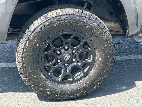 Used 2022 Toyota Tacoma SR5 w/ Technology Package AWD/4WD image 9