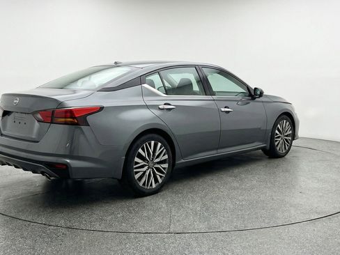 Used 2025 Nissan Altima 2.5 SV FWD image 9
