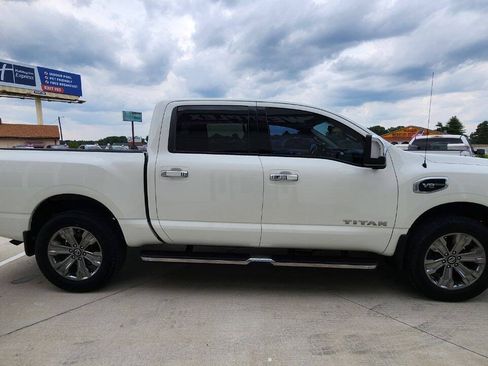 Used 2017 Nissan Titan SL w/ Chrome Package AWD/4WD image 7