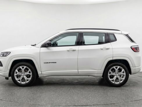 Used 2025 Jeep Compass Latitude AWD/4WD image 5