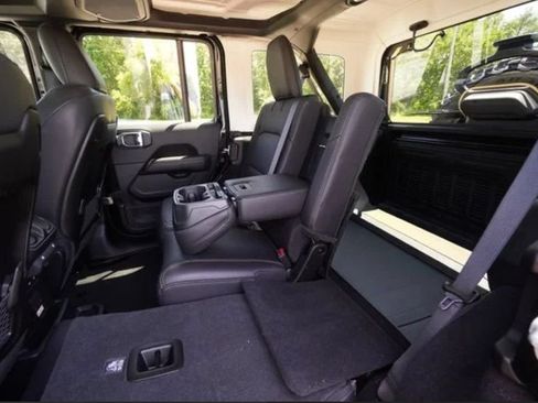 Used 2025 Jeep Wrangler Unlimited Sahara AWD/4WD image 25