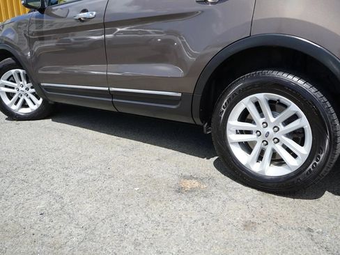 Used 2015 Ford Explorer XLT w/ Equipment Group 202A AWD/4WD image 5