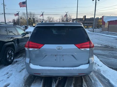 Used 2014 Toyota Sienna Limited image 4