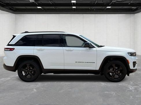 Used 2023 Jeep Grand Cherokee Altitude AWD/4WD image 6