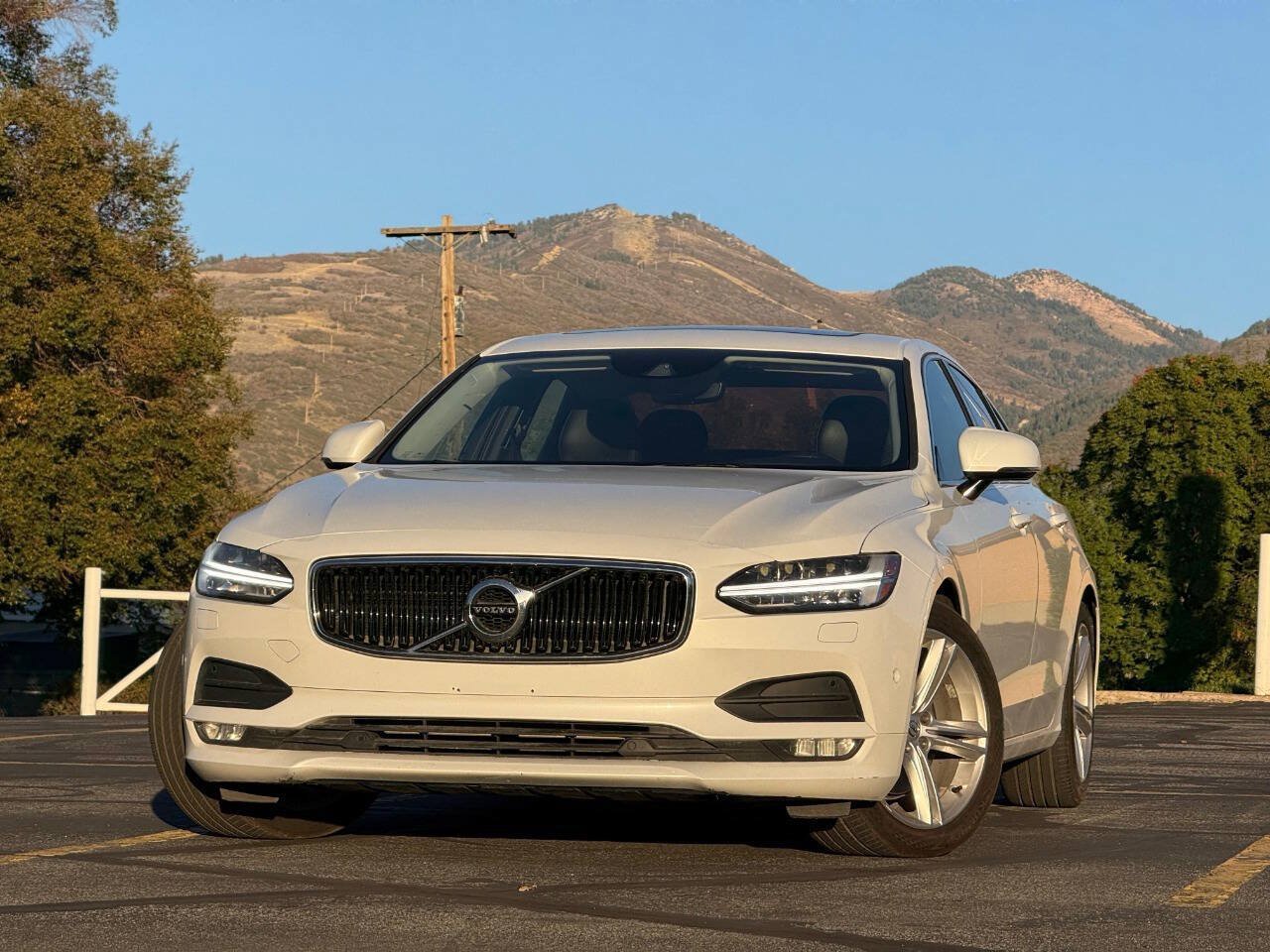 Used 2017 Volvo S90 T5 Momentum w/ Convenience Package FWD image 1