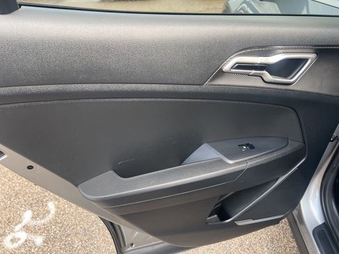 Used 2023 Kia Sportage LX image 10