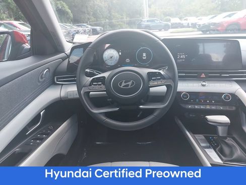 Certified 2025 Hyundai Elantra Limited FWD image 17