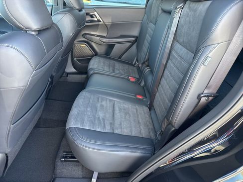 New 2025 Mitsubishi Outlander SE image 26