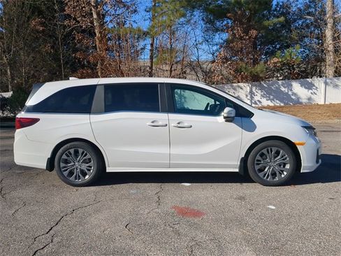 New 2026 Honda Odyssey Touring image 3