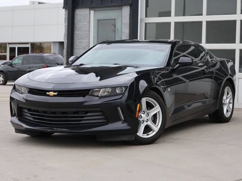 Used 2017 Chevrolet Camaro LT RWD image 3