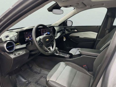 Used 2025 Chevrolet Trax LT w/ Sunroof Package FWD image 27
