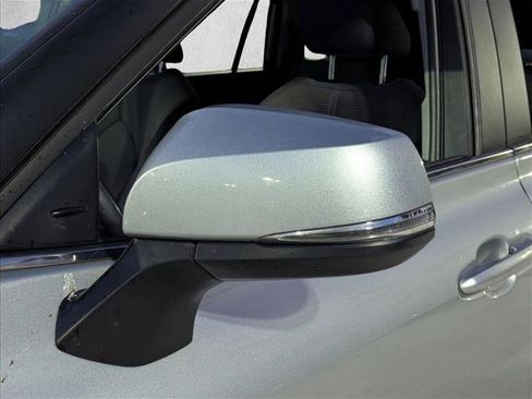 Used 2023 Toyota Highlander LE FWD image 5