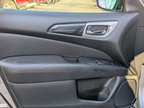 Used 2020 Nissan Pathfinder S image 14