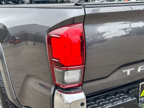 Used 2018 Toyota Tacoma SR5 RWD image 9