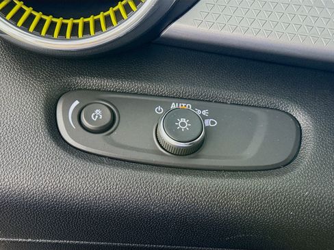 Used 2025 Chevrolet Trax LT w/ LT Convenience Package image 13