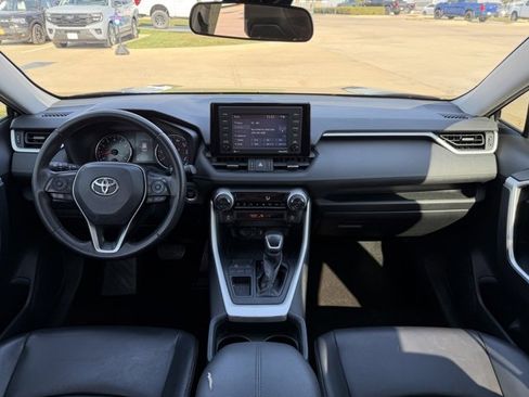 Used 2020 Toyota RAV4 XLE Premium image 21