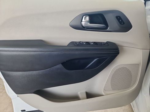 Used 2024 Chrysler Pacifica Touring-L FWD image 13