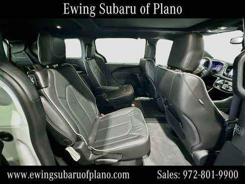 Used 2025 Chrysler Pacifica Limited FWD image 30