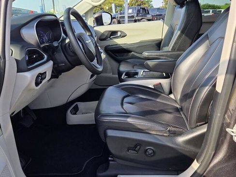 Used 2023 Chrysler Pacifica Touring-L FWD image 5