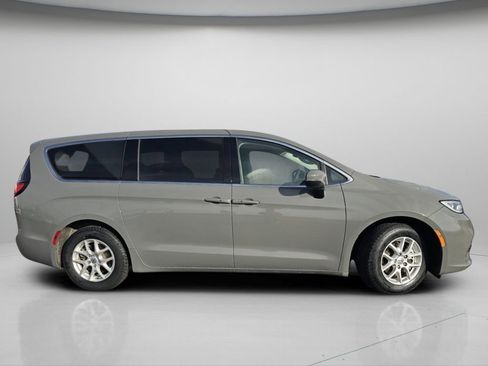 Used 2023 Chrysler Pacifica Touring-L image 24