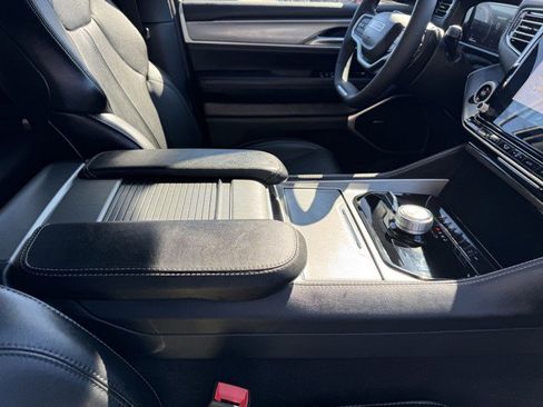 Used 2025 Jeep Wagoneer 4WD image 7