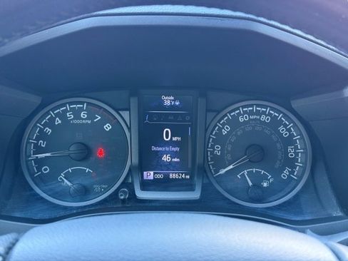 Used 2018 Toyota Tacoma TRD Off-Road image 32