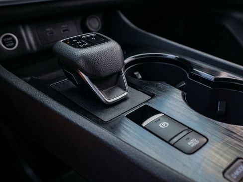 Used 2023 Nissan Rogue SV image 31