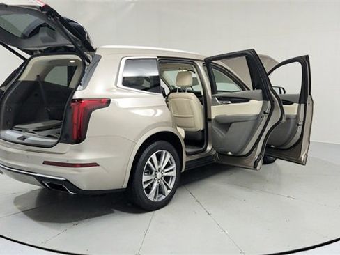 Certified 2022 Cadillac XT6 Premium Luxury image 10