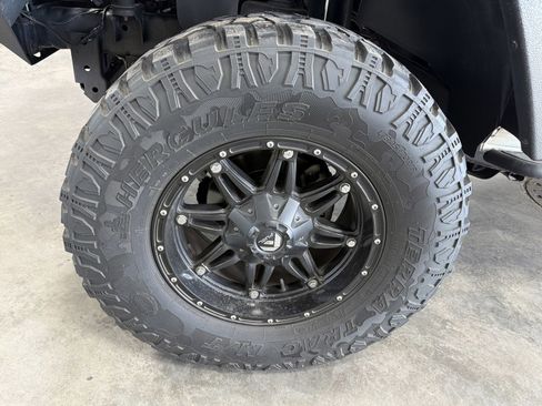 Used 2015 Jeep Wrangler Unlimited Sahara w/ Connectivity Group AWD/4WD image 15