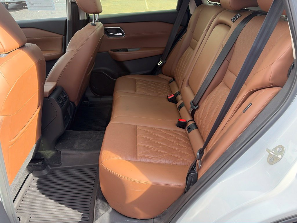 Used 2024 Nissan Rogue Platinum FWD image 18
