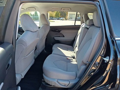 Used 2021 Toyota Highlander LE image 11