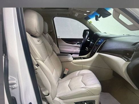 Used 2019 Cadillac Escalade Premium Luxury image 16