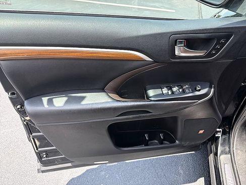 Used 2019 Toyota Highlander Limited Platinum AWD/4WD image 10