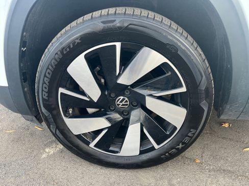 Used 2025 Volkswagen Atlas Cross Sport SE image 25