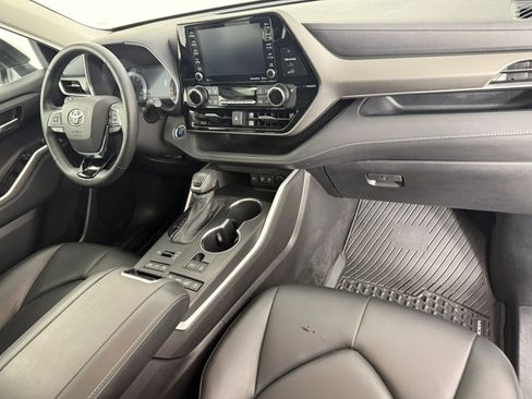 Used 2021 Toyota Highlander XLE AWD/4WD image 11
