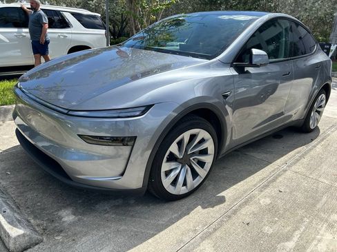 Used 2026 Tesla Model Y 2WD image 1