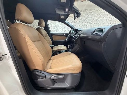 Used 2024 Volkswagen Tiguan SE w/ Panoramic Sunroof Package FWD image 9