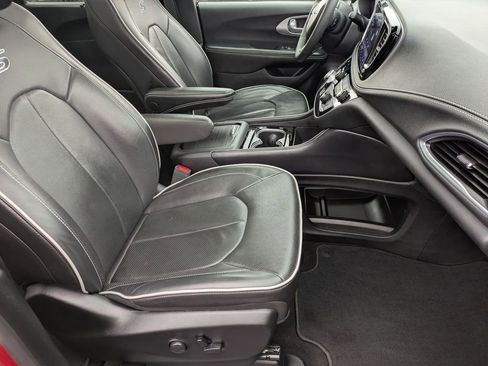 Used 2025 Chrysler Pacifica Limited image 22
