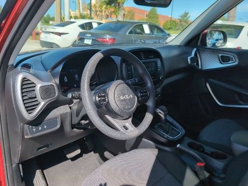 Used 2025 Kia Soul LX w/ LX Technology Package FWD image 6