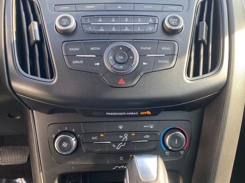 Used 2015 Ford Focus SE FWD image 25