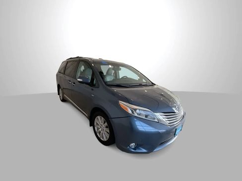 Used 2017 Toyota Sienna Limited Premium image 2