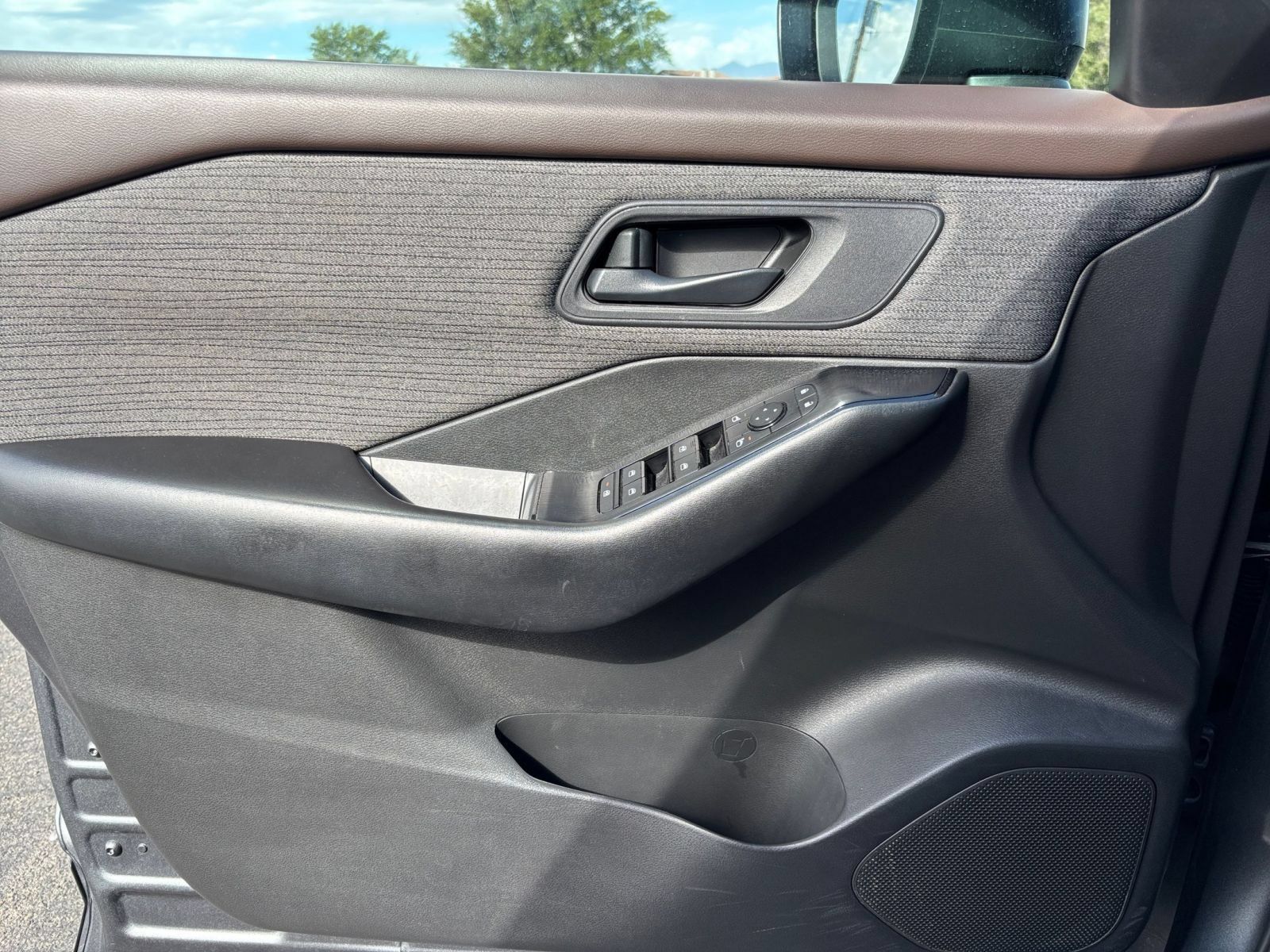 Used 2023 Nissan Rogue S AWD/4WD image 18