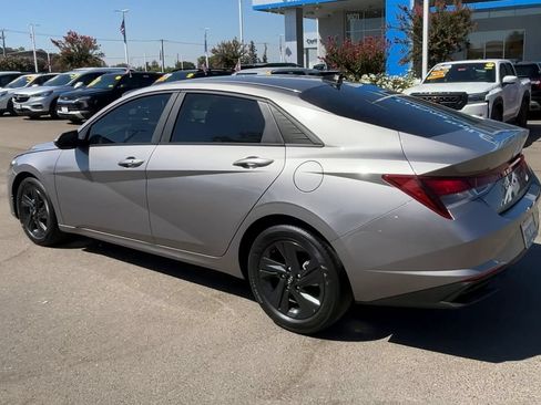 Used 2023 Hyundai Elantra SEL FWD image 5