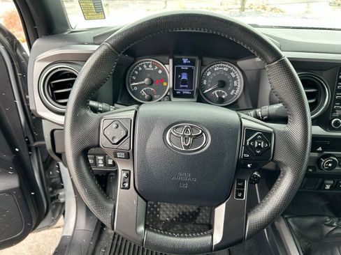 Used 2020 Toyota Tacoma TRD Off-Road image 10
