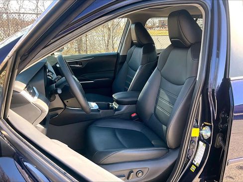 Used 2023 Toyota RAV4 XLE Premium image 8