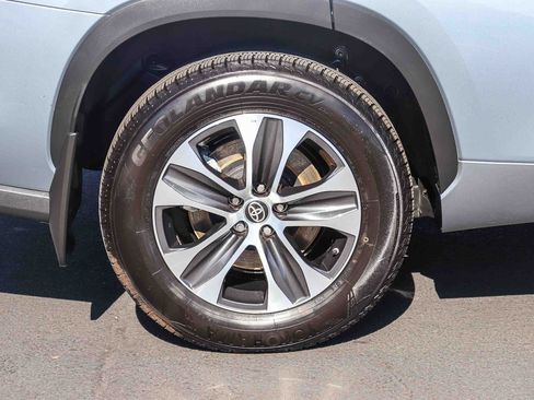 Used 2022 Toyota Highlander XLE AWD/4WD image 9