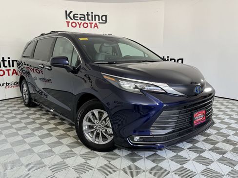 Certified 2025 Toyota Sienna XLE image 3