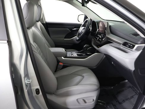 Used 2024 Toyota Highlander XLE AWD/4WD image 34