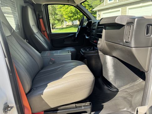 Used 2015 Chevrolet Express 2500 RWD image 19