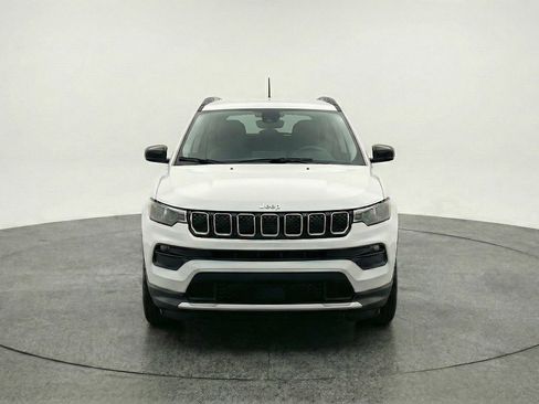 Used 2025 Jeep Compass Latitude image 2